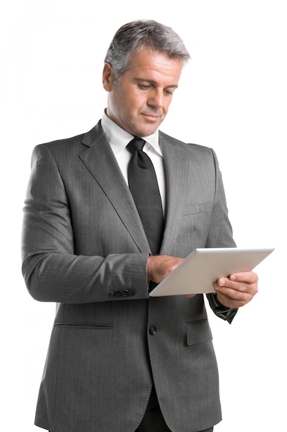 Lächelnder reifer Geschäftsmann, der auf digitalem Tablett lokalisiert auf weißem Hintergrund arbeitet