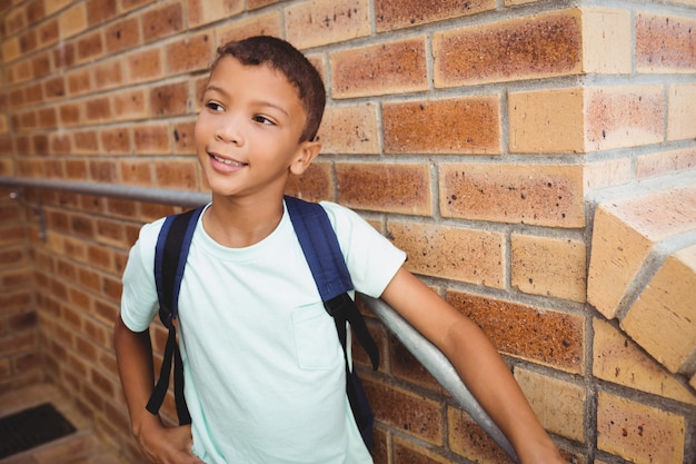 Lächelnder Schüler, der weg schaut