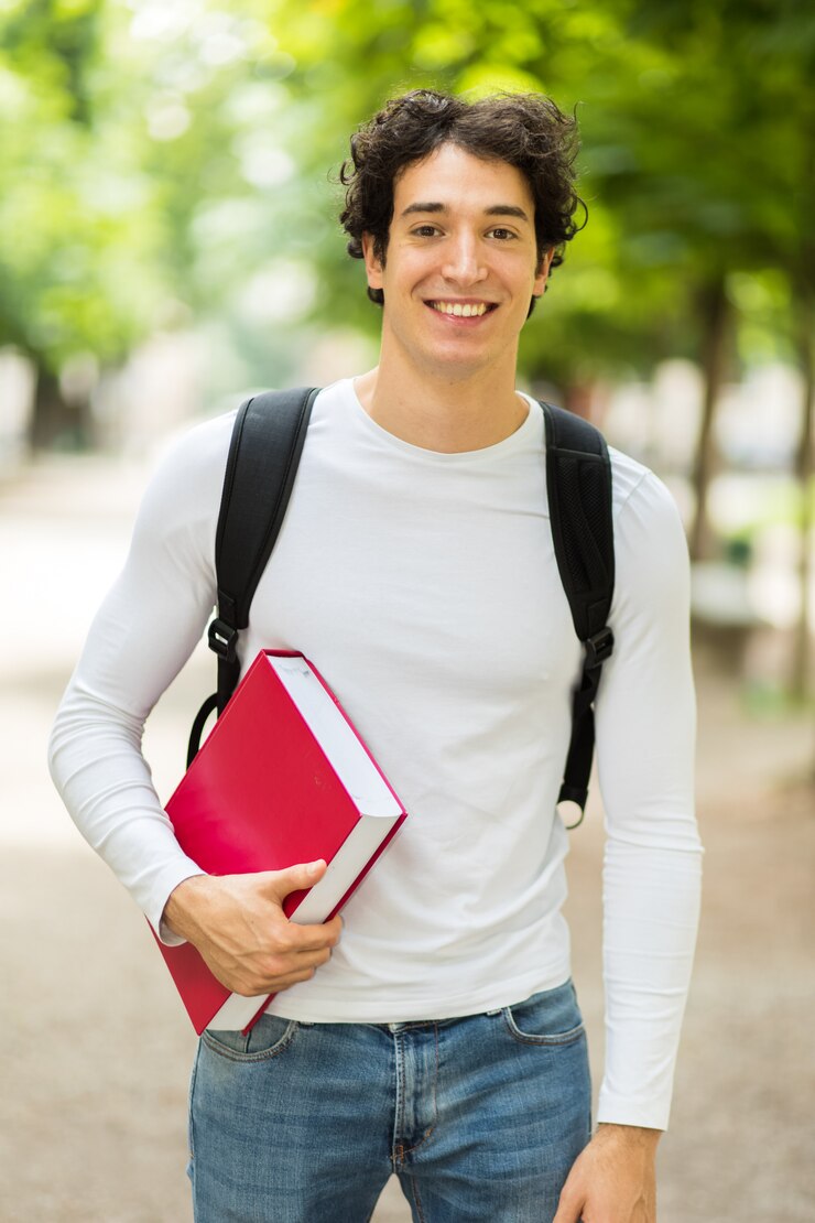 Foto lächelnder student im freien in einem collegehof