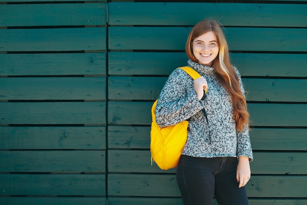 Lächelnder Student, Teenager, Hipster.