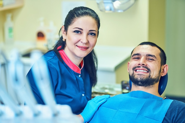 Lächelnder und zufriedener Patient in einer Zahnarztpraxis