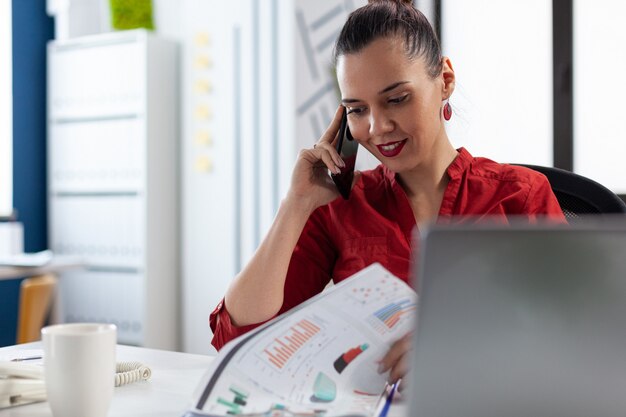 Lächelnder Unternehmer, der während des Telefonats ein Gespräch führt