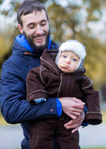 Lächelnder Vater mit süßem Sohn