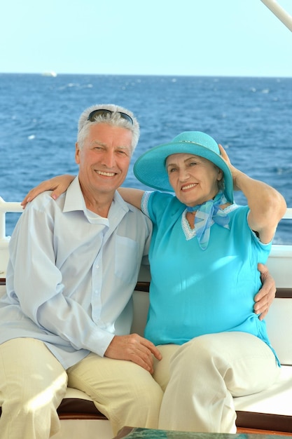 Lächelndes älteres Ehepaar, das sich auf der Yacht ausruht