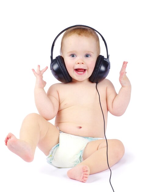 Lächelndes Baby mit Kopfhörer auf weißem Hintergrund