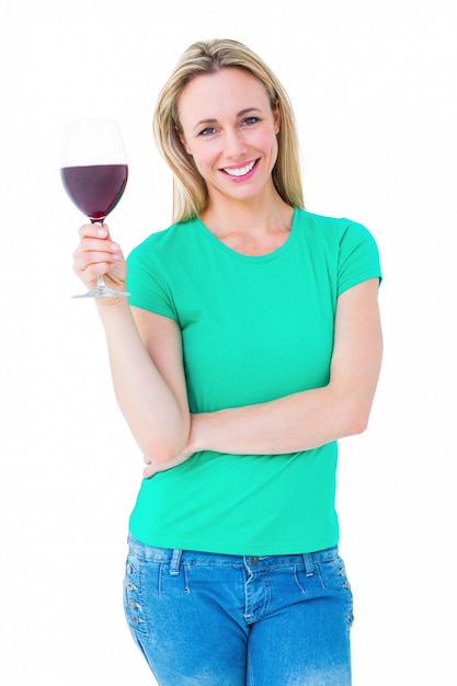 Lächelndes blondes haltenes Glas Rotwein