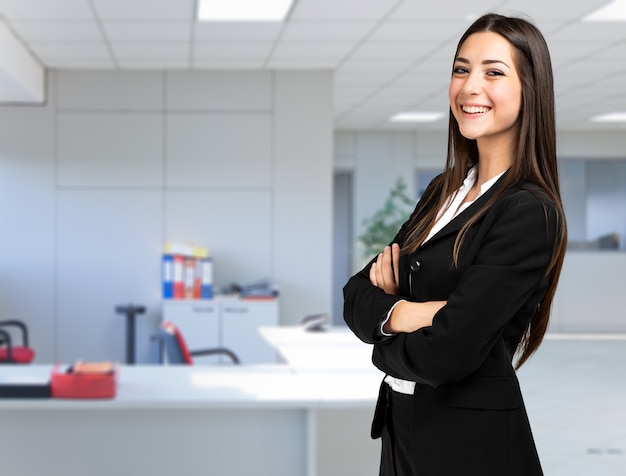 Lächelndes Geschäftsfrauenporträt in einem modernen Büro