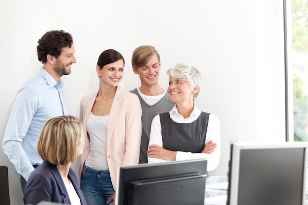 Lächelndes Geschäftsteam im Büro