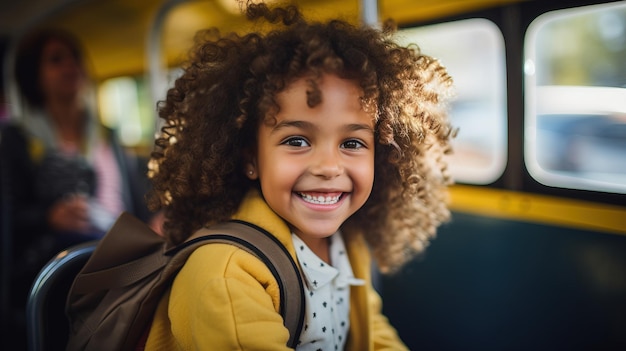 Lächelndes Grundschulkind sitzt in einem gelben Schulbus