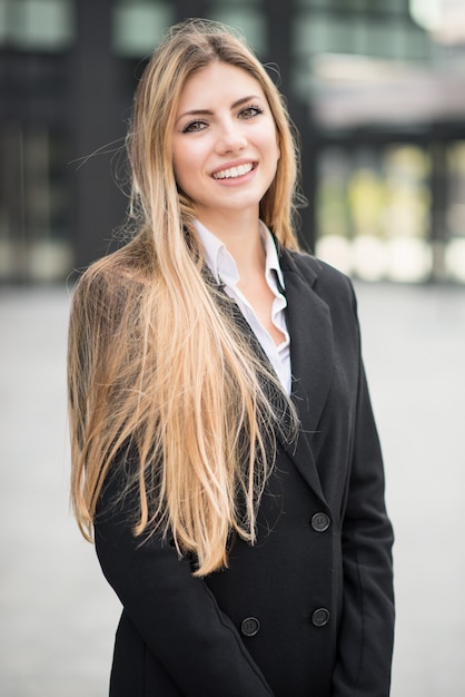Lächelndes junges Geschäftsfrauporträt