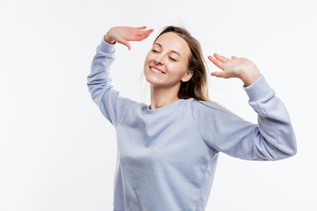 Lächelndes junges Mädchen in einem blauen T-Shirt.