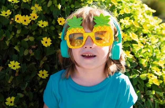 Lächelndes Kind mit Sonnenbrille im Freien Sommer Kinder Zeit Junge in verrückter Ananas Sonnenbrile