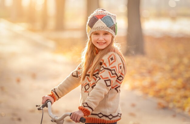 Lächelndes kleines Mädchen auf Fahrrad