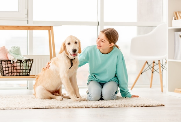 Lächelndes Mädchen mit dem schönen Hund