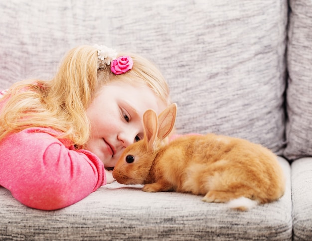 Lächelndes Mädchen mit Kaninchen innen
