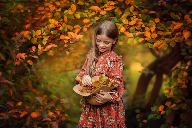 Lächelndes Mädchen mit langen Haaren an einem Herbsttag