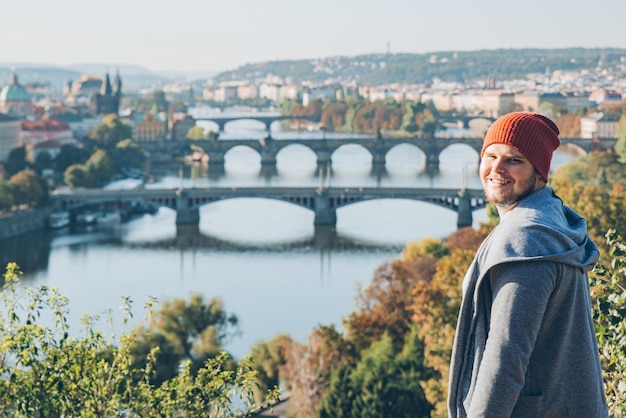 Lächelndes Mannporträt mit Herbst Prag auf Hintergrund