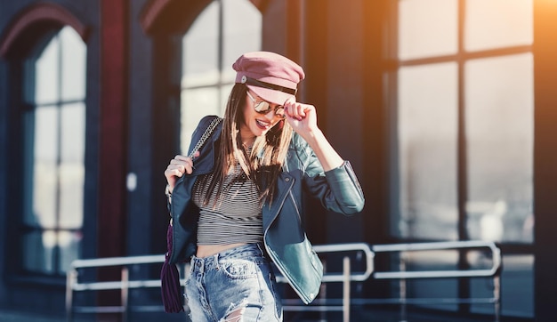 Lächelndes Modell mit Hut und Sonnenbrille