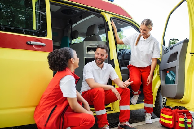 Lächelndes Multietnik-Team von Sanitätern Glückliche Sanitäter in Uniform