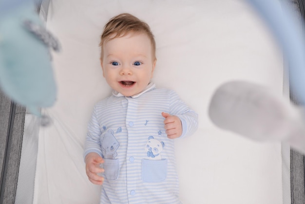 Foto lächelndes neugeborenes baby mit zwei kleinen zähnen, die auf der szene liegen