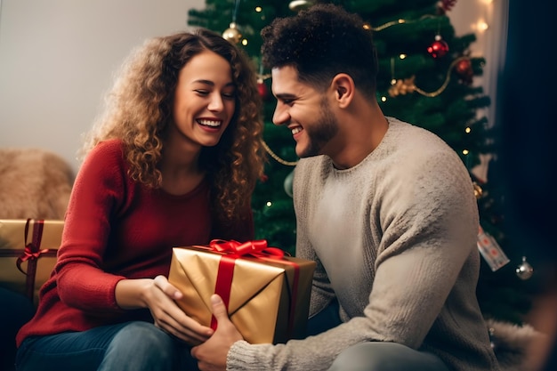 lächelndes Paar sitzt vor dem Weihnachtsbaum mit Geschenken Generative KI