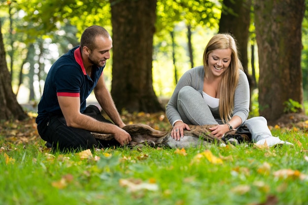 Lächelndes Paar und ihr Hund