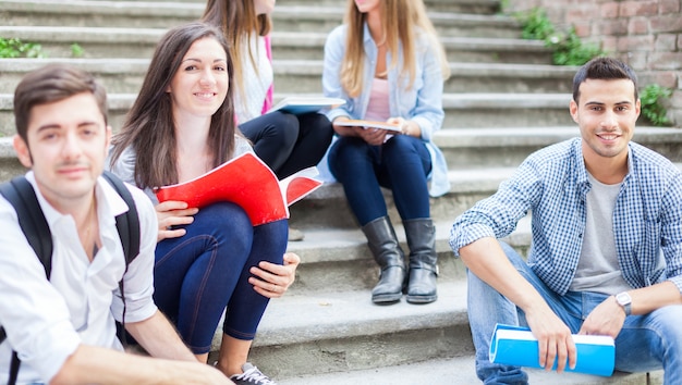 Lächelndes Porträt des Studenten im Freien