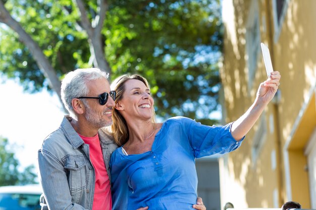 Lächelndes reifes Paar, das selfie nimmt