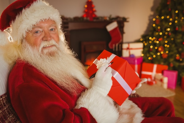 Lächelndes Sankt-Schreiben auf einem roten Geschenk