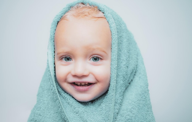 Lächelndes schönes Baby, das zu Hause unter einer Dusche badet, kleines Baby, das sich mit Blasen im Bad wäscht