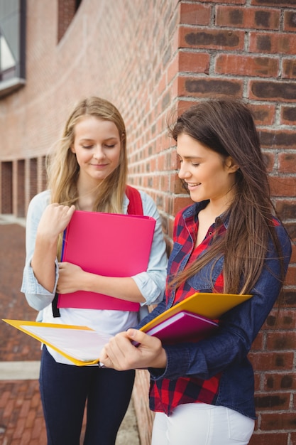 Lächelndes Studentenlesebuch an der Universität