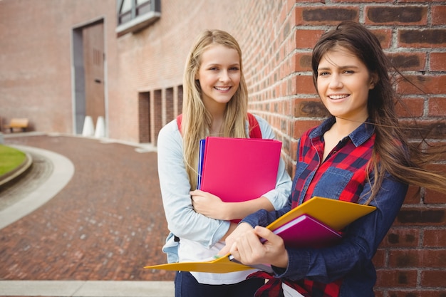 Lächelndes Studentenlesebuch an der Universität