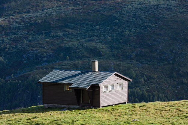 Ländliche Berghütte auf einem Hügel hoch in den Bergen