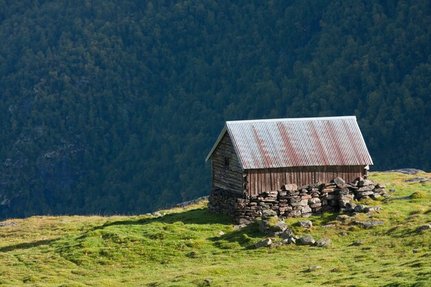 Ländliche Berghütte auf einem Hügel hoch in den Bergen