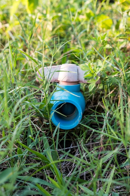 Ländliche blaue Wasserleitung in der Nähe