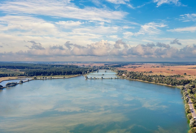 Ländliche Frühlingslandschaft Luftaufnahme Panoramablick auf einen See mit schönem Himmel