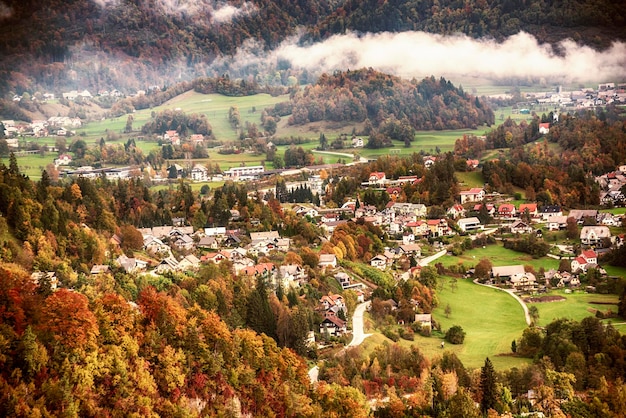 Ländliche Herbstlandschaft mit dem Dorf in der Nähe des Bleder Sees in Slowenien