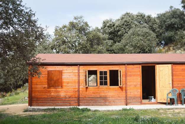 Ländliche Holzhütte, draußen im Wald. Leben im Landkonzept