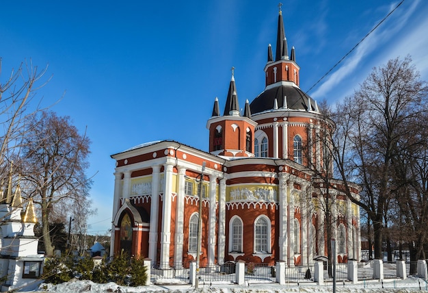 Ländliche Kirche im Winter in den Vororten