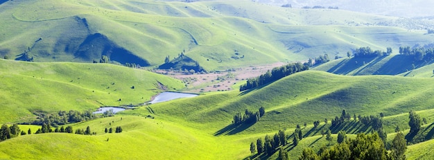 Ländliche Landschaft an einem sonnigen Frühlingstag