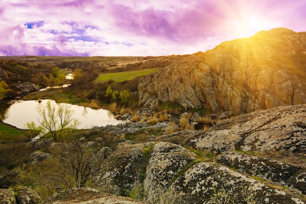 Ländliche Landschaft bei Sonnenuntergang