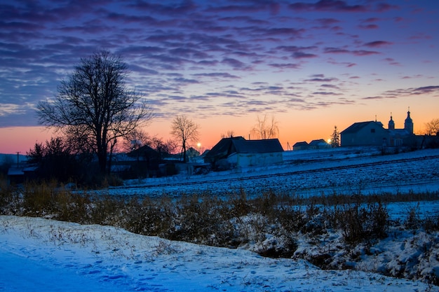 Ländliche Landschaft mit einem malerischen Himmel nachts in der Dämmerung_