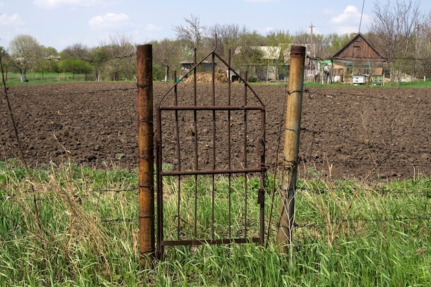 Ländliche Landschaft mit Torhäusern und einem gepflügten Feld