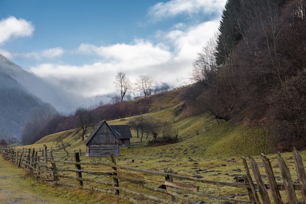 Ländliche Landschaft Rumänien, morgendliches bewölktes Wetter in den Bergen