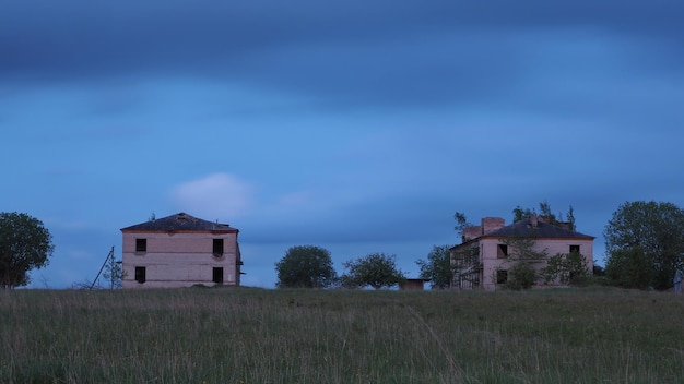 Ländliche Landschaft. Schöner Himmel mit Wolken, Feld- und Dorfhäusern am Horizont. Leningrad