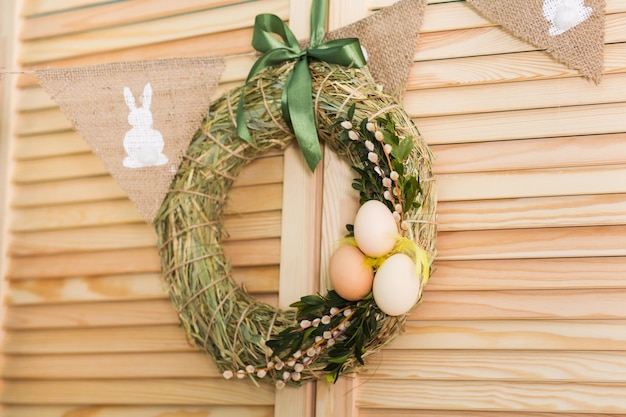 Ländliche Osterdekoration. Eier im Nest