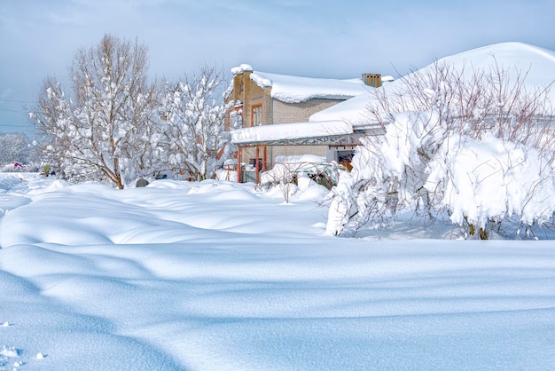 Ländliche Winterlandschaft mit großen Schneeverwehungen