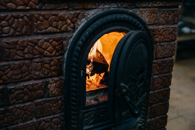 Ländlicher Kamin mit Feuer im Inneren