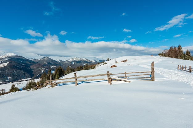 Ländlicher schneebedeckter Weg des Wintermorgenberges