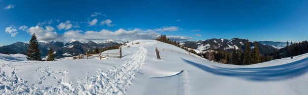 Foto ländlicher schneebedeckter weg des wintermorgenberges